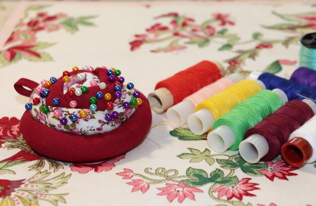 Próbki haftów na tle warsztatu